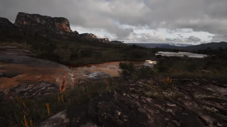 Felsiges Hochplateau des Auyan Tepui mit Bächen und Tafelbergen im Canaima Nationalpark
