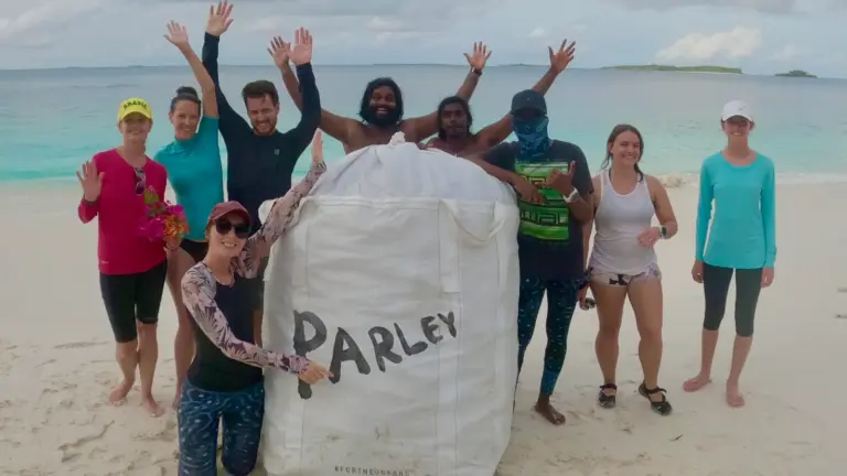 Reisegruppe bei einer Strandreinigung auf einer Malediveninsel während der Walhai Expedition im Süd Ari Atoll