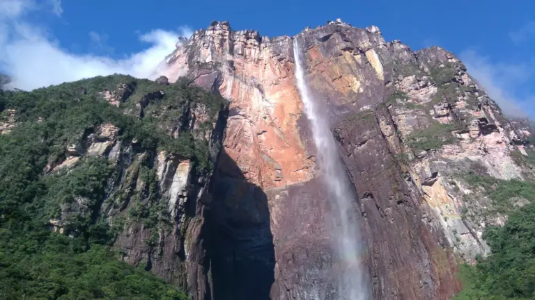 Salto Ángel fällt von der gewaltigen Felswand des Auyan Tepui im Canaima Nationalpark