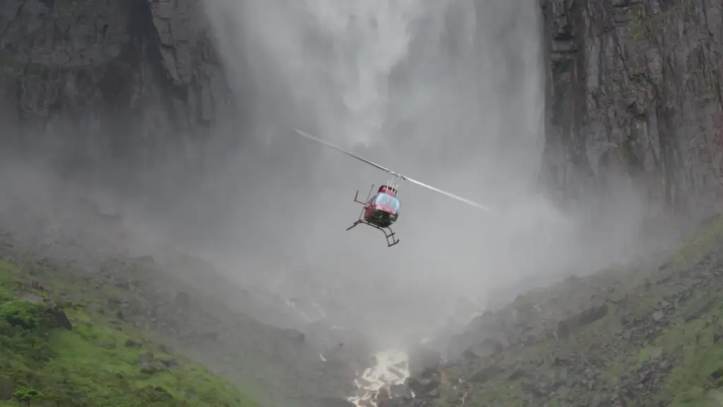 Helikopter vor dem Salto Ángel beim Flug auf den Auyan Tepui in Venezuela