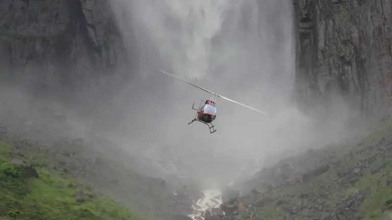 Helikopter vor dem Salto Ángel beim Flug auf den Auyan Tepui in Venezuela