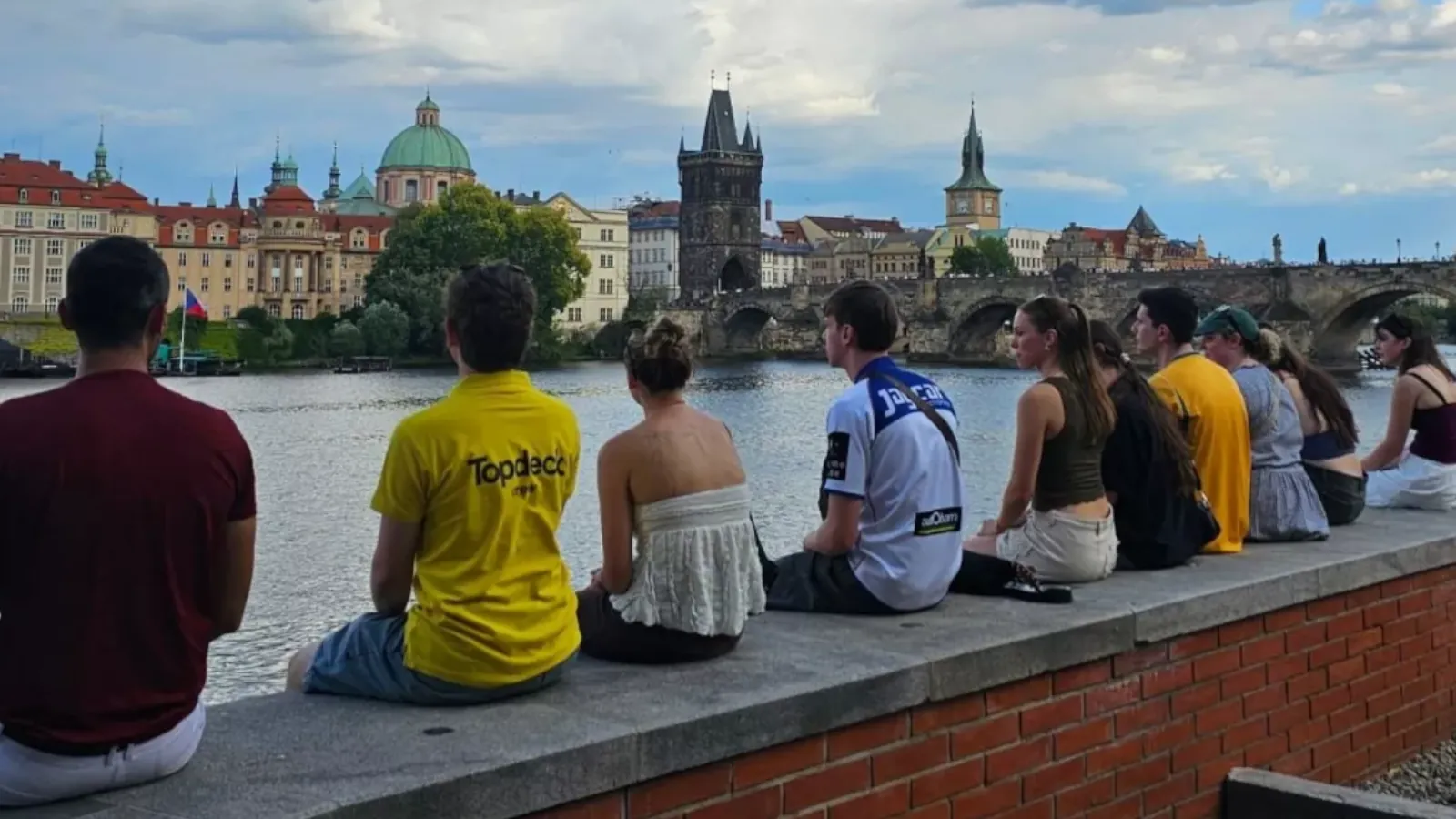 Junge internationale Reisegruppe auf einer Topdeck Travel Gruppenreise