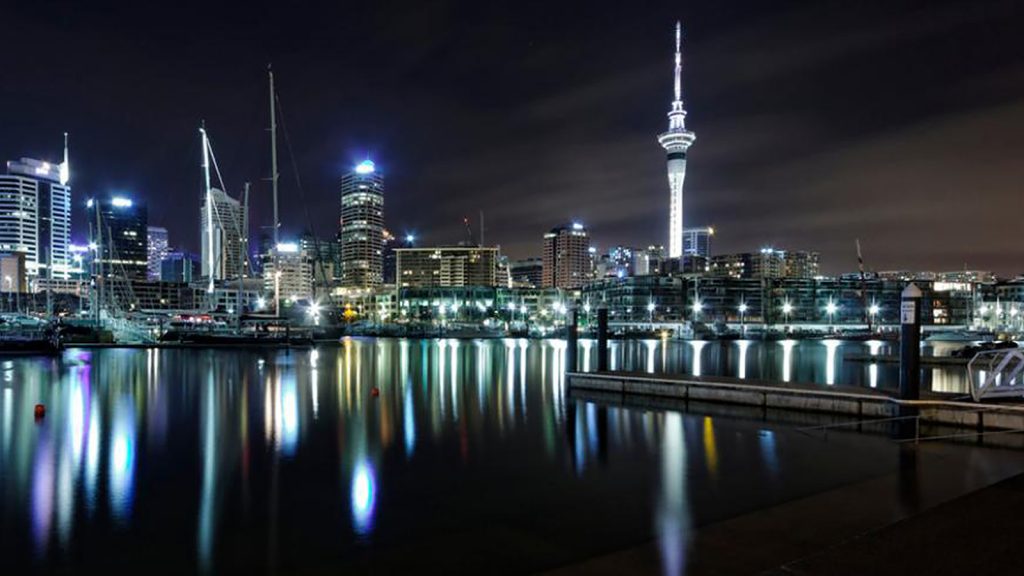 Auckland bei Nacht Nordinsel Neuseeland Gruppentour traveljunkies