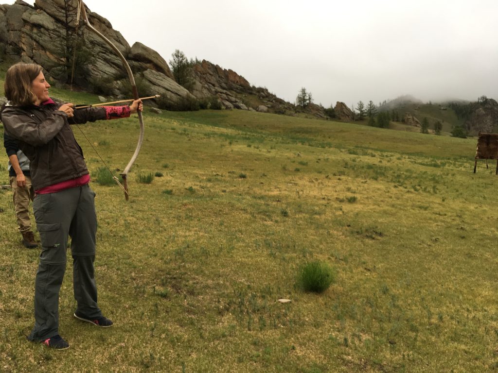 Bogenschießen Mongolei Transsibirische Eisenbahn traveljunkies
