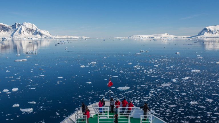 Expedition durch die Eislandschaft am Südpol in der Antarktis. traveljunkies