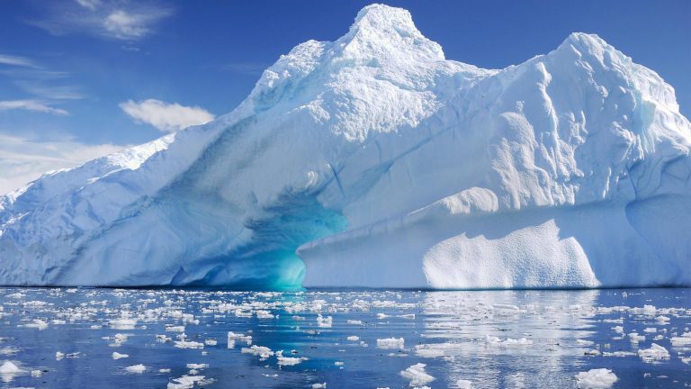 Eisschollen in der Antarktis am Südpol Expedition traveljunkies