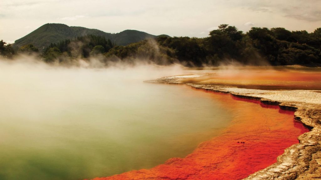 heiße Quelle in Neuseeland mit vulkanischen Aktivitäten National Geographic traveljunkies Gruppenreise