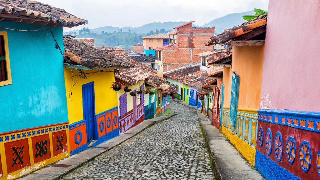 Medellin Cobblestone Street Kolumbien & Ecuador Gruppenreisen für junge Leute traveljunkies