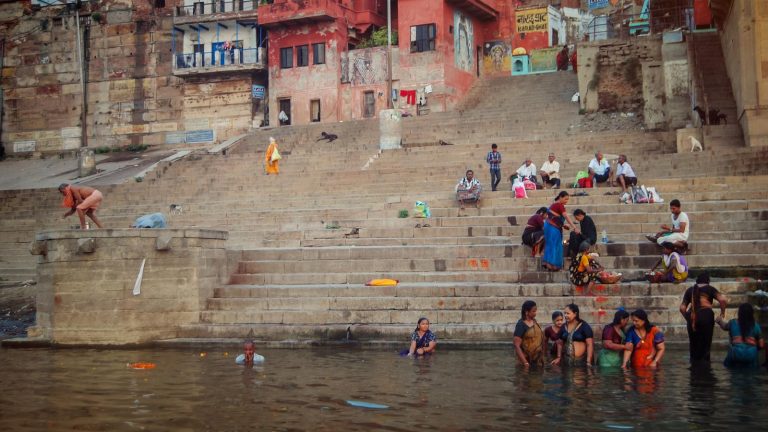 Menschen am Ganges Fluss in Varanasi in Indien.