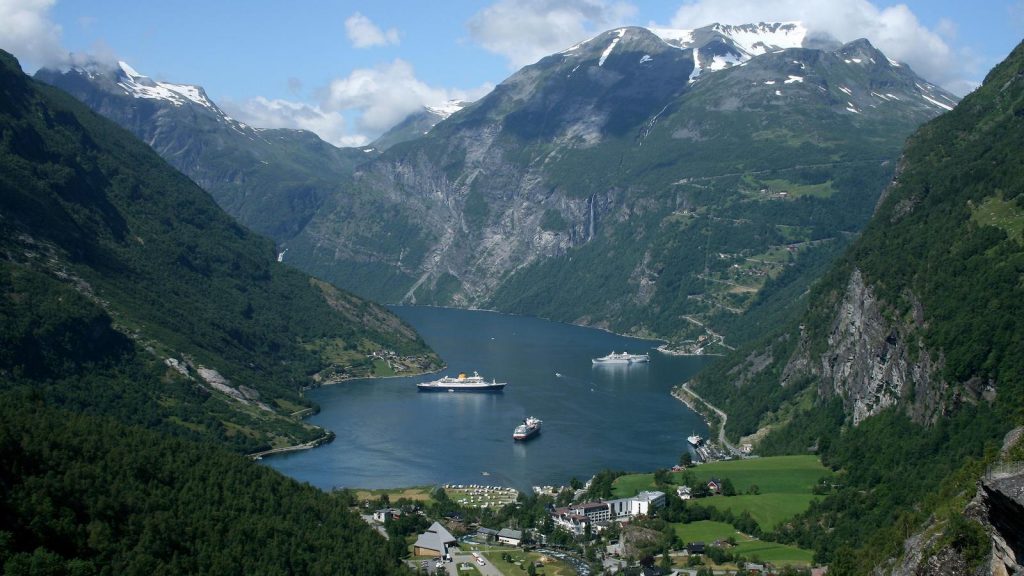 Fjord Norwegen Schiff Expedition traveljunkies