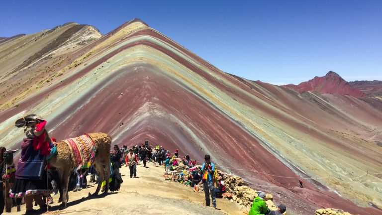 Regenbogen Berge Peru reisen für junge Leute in der Gruppe traveljunkies
