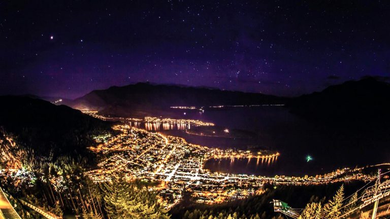 Reisen für junge Leute Neuseeland Queenstown bei Nacht traveljunkies