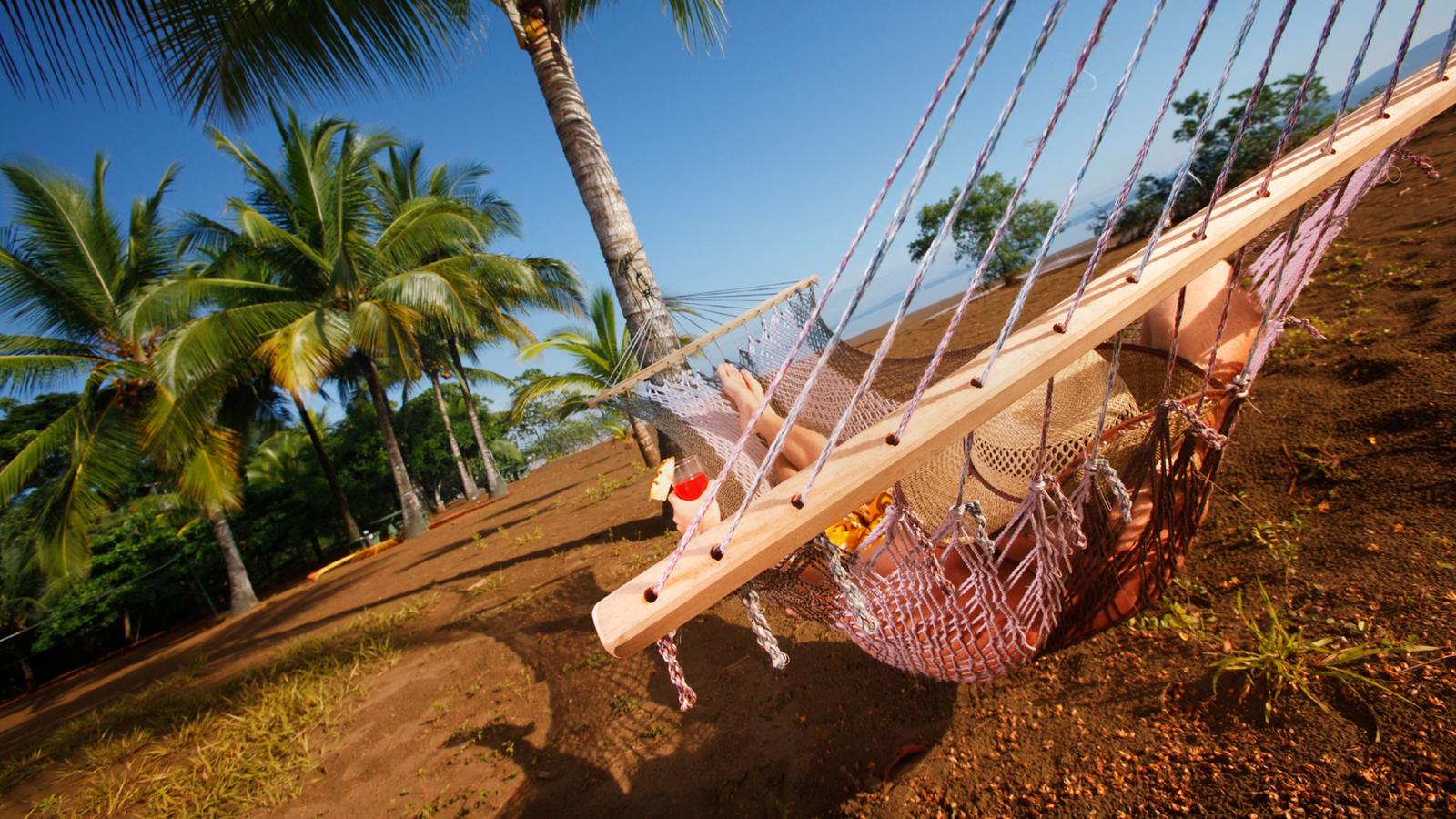 Hängematte am Strand von Samara in Costa Rica.