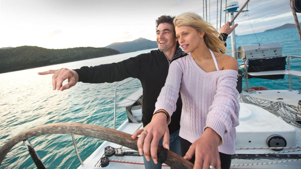 Segel-Abenteuer zu den Whitsunday Islands zum Whitehaven Beach am Great Barrier Reef in Australien. Reisen für junge Leute traveljunkies