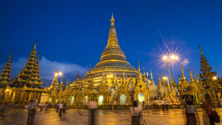 Shwedagon goldene Pagode in Yangon Myanmar Reisen für junge Leute preiswert Asien kleines Budget traveljunkies