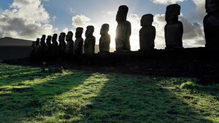 Steinskulpturen auf den Osterinseln bei Hanga Roa. Das Geheimnis der Steinstatuen, Moai, von Rapa Nui.