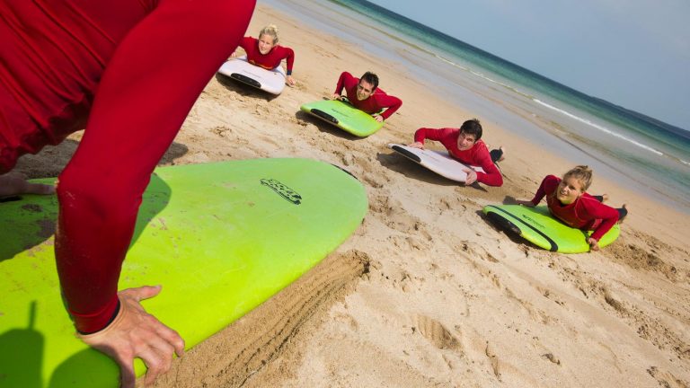 Surfkurs am Strand von Byron Bay in Australien Reisen für junge Leute traveljunkies