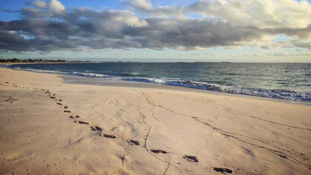 Strand bei Cairns in Queensland in Australien Reisen für junge Leute traveljunkies