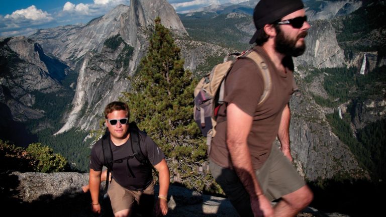 USA California Yosemite Reise für junge Leute in der Gruppe Camping traveljunkies