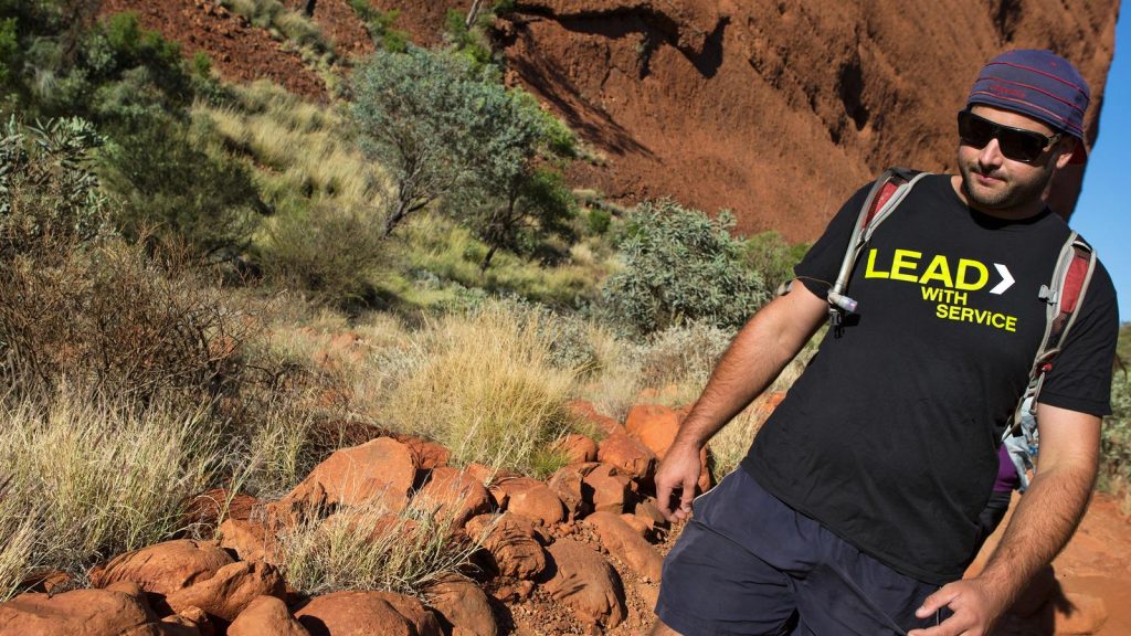 Wandern am Ayers Rock Uluru in Australien. Northern Territory Reisen für junge Leute traveljunkies