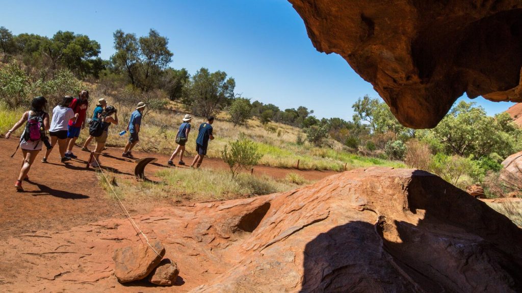 Wanderung am Ayers Rock Australien. traveljunkies Reisen für junge Leute