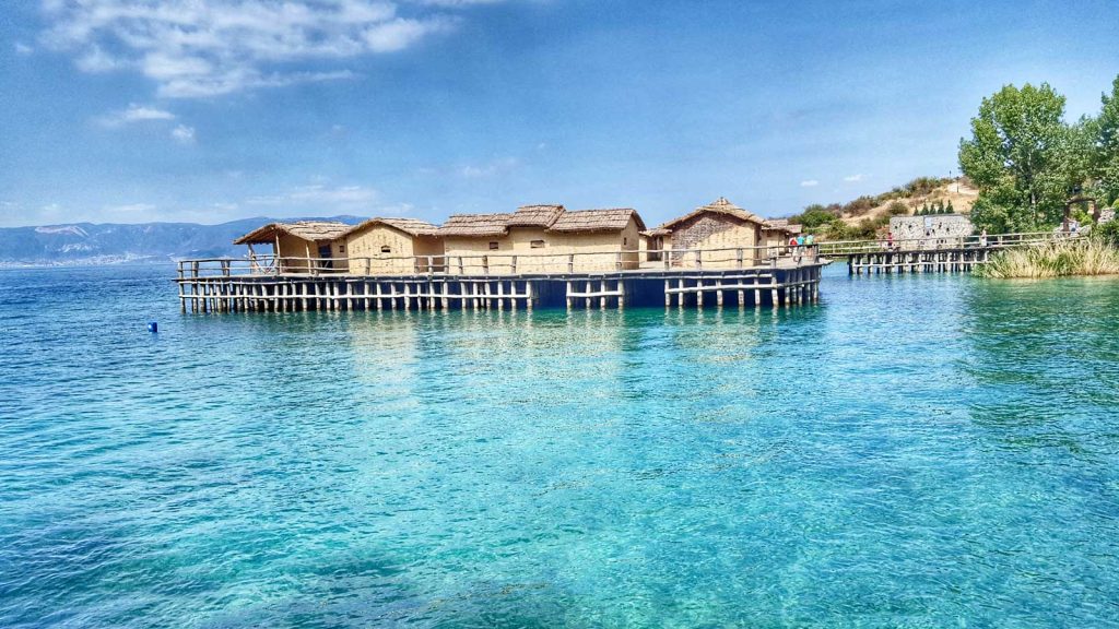 Stelzenhäuser im Freilichtmuseum am Ohridsee in Nordmazedonien