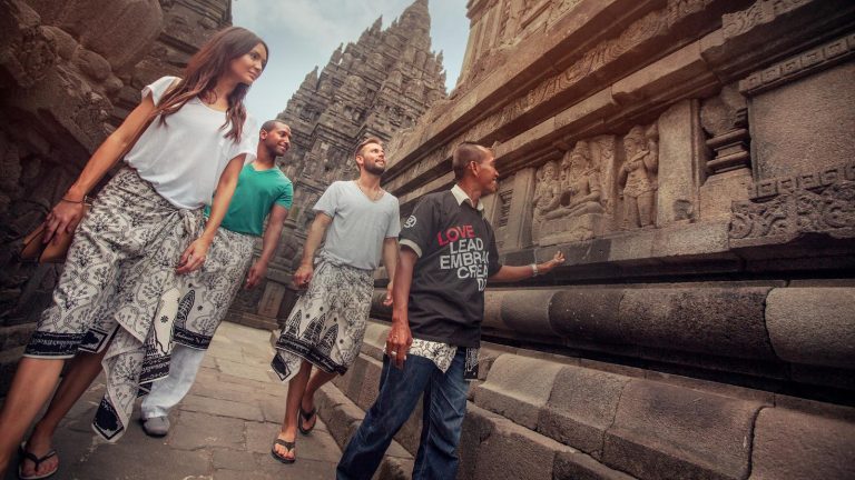 Reisen für junge Leute traveljunkies Bali Indonesien Sumatra Java Abenteuerreise Erlebnisreise Gruppenreise Adventure Prambanan Borobudur