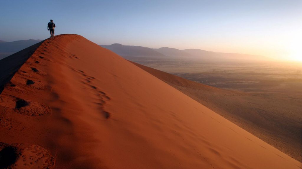 traveljunkies Düne in Namib Wüste Abenteuerreise Kapstadt Victoriafälle Okavango Delta Gruppenreise