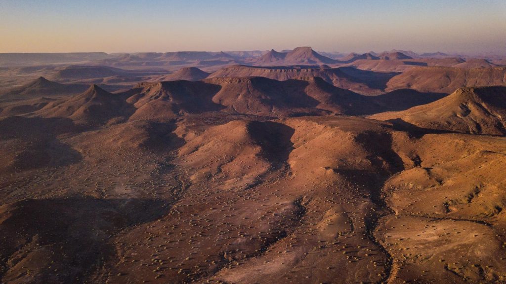 traveljunkies Panoramablick über Fish River Canyon Abenteuerreise Südafrika Namibia Kapstadt Namib Wüste Windhoek Etosha Nationalpark Gruppenreise