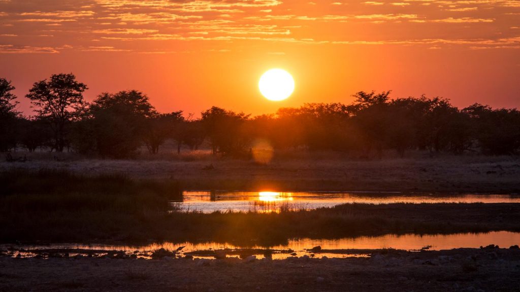 traveljunkies Reisen für junge Leute Sonnenuntergang im Krüger Nationalpark Afrika Victoriafälle Kapstadt Gruppenreise