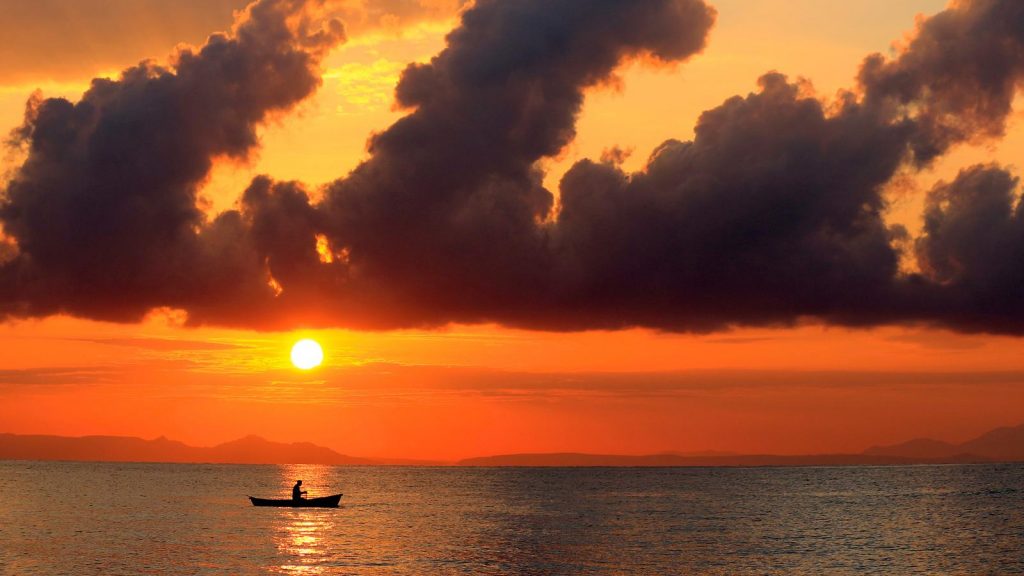 traveljunkies Sonnenuntergang über Malawisee Abenteuerreise Afrika Reisen für junge Leute Seregeti Safari Sansibar