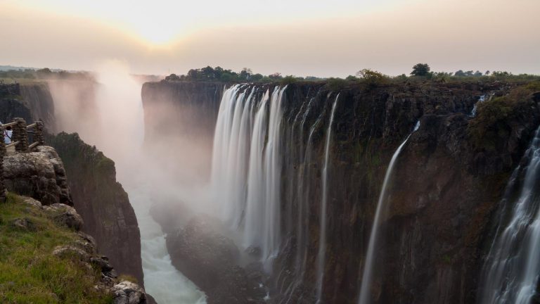 traveljunkies Victoriafälle Wasserfall Simbabwe Südafrika Namibia Safari Gruppenreise National Geographic Abenteuerreise Krüger Nationalpark